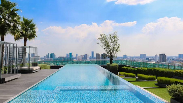 Kolam renang di Cimahi. Foto hanyalah ilustrasi bukan tempat sebenarnya. Sumber: Unsplash/Joe Ciciarelli