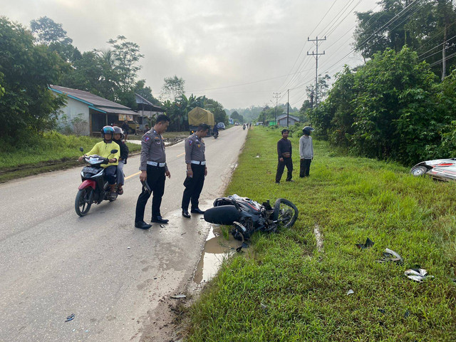 Anggota Satlantas Polres Sekadau melakukan olah TKP. Foto: Dok. Polres Sekadau