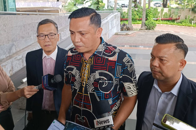 Ronny Talapessy, kuasa hukum anak buah Hasto Kristiyanto, memperlihatkan tangkapan layar video momen penyidik bisiki ajudan Hasto, di kantor Dewas KPK, Kuningan, Jakarta Selatan, Selasa (11/6/2024). Foto: Hedi/kumparan