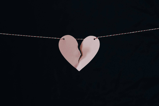 Ilustrasi untuk Apa Saja Syarat Sah Menjatuhkan Talak?. Sumber Unsplash Kelly Sikkema