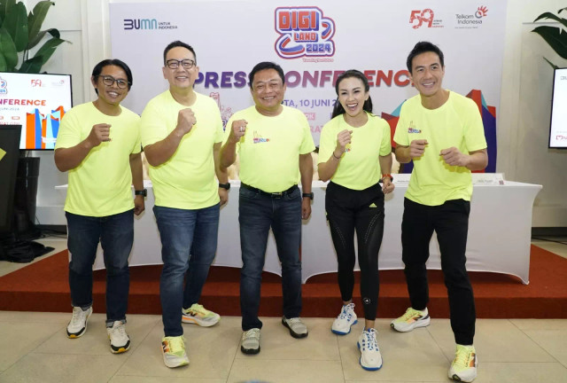 Direktur Utama Telkom, Ririek Adriansyah (tengah), SVP Corporate Communication & Investor Relation Telkom, Ahmad Reza (kedua dari kiri), Brand Ambassador Digiland Run 2024, Daniel Mananta (paling kanan) dan Melanie Putria (kedua dari kanan), serta Director D&D Sport, Dardityo Santoso (paling kiri) saat press conference Digiland Run 2024 di Jakarta, Senin (10/6).