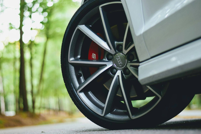 Ilustrasi ban mobil. Foto: Unsplash