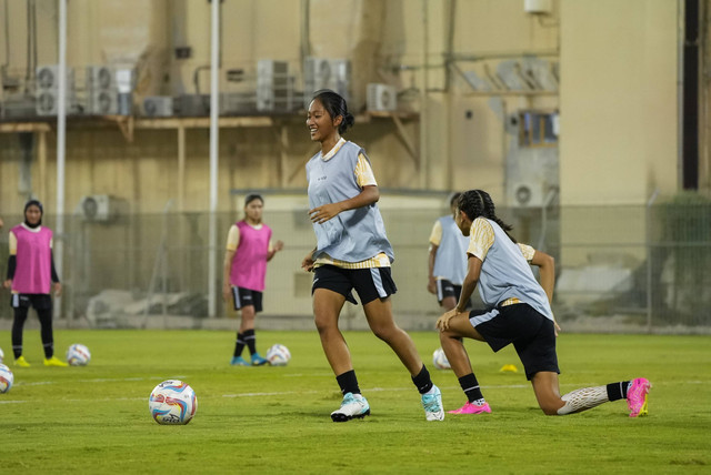 Nabila Divany sedang mengikuti sesi latihan Timnas Wanita Indonesia di Al Ahli Stadium, Bahrain, jelang lawan Timnas Wanita Bahrain. Foto: Dok. Timnas Indonesia