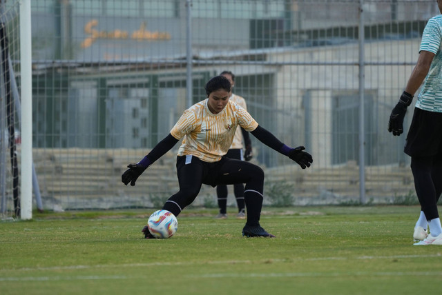 Sesi latihan Timnas Wanita Indonesia di Al Ahli Stadium, Bahrain, jelang lawan Timnas Wanita Bahrain.  Foto: Dok. Timnas Indonesia
