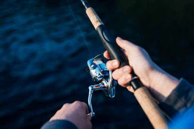 Ilustrasi apakah memancing termasuk aktivitas ringan, sumber foto: Laura Stanley by pexels.com