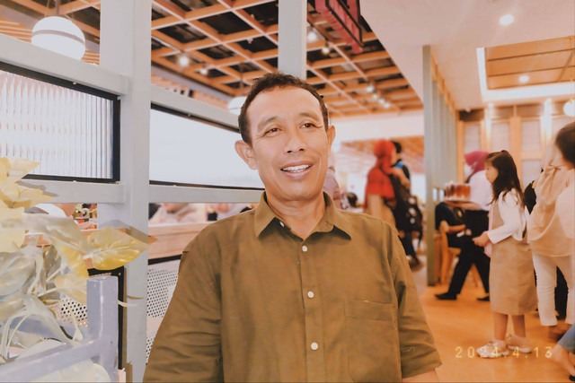 Potret bapak sambil tersenyum. Foto: Via Marchellinda Gunanto