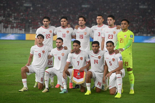 Pemain Timnas Indonesia foto bersama sebelum melawan Timnas pada pertandingan lanjutan Grup F ronde kedua Kualifikasi Piala Dunia 2026 Zona Asia di Stadion Utama Gelora Bung Karno, Jakarta, Selasa (11/6/2024). Foto: Rivan Awal Lingga/ANTARA FOTO