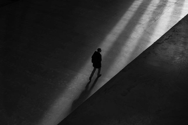 Orang berjalan di lantai (Sumber: Pixabay.com)
