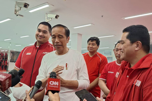 Presiden Joko Widodo usai menyaksikan pertandingan Timnas Indonesia melawan Filipina di Stadion GBK, Jakarta, Selasa (11/6/2024). Foto: Nadia Riso/kumparan
