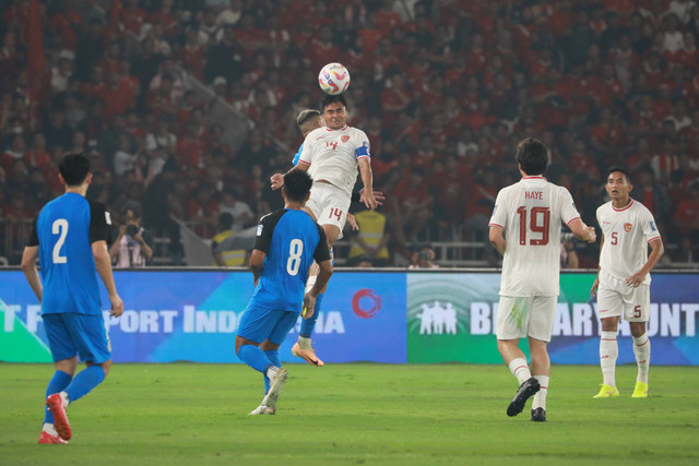 Pemain Timnas Indonesia Asnawi Mangkualam berebut bola dengan pemain Timnas Filipina pada pertandingan lanjutan Grup F ronde kedua Kualifikasi Piala Dunia 2026 Zona Asia di Stadion Utama Gelora Bung Karno, Jakarta, Selasa (11/6/2024). Foto: Aditia Noviansyah/kumparan