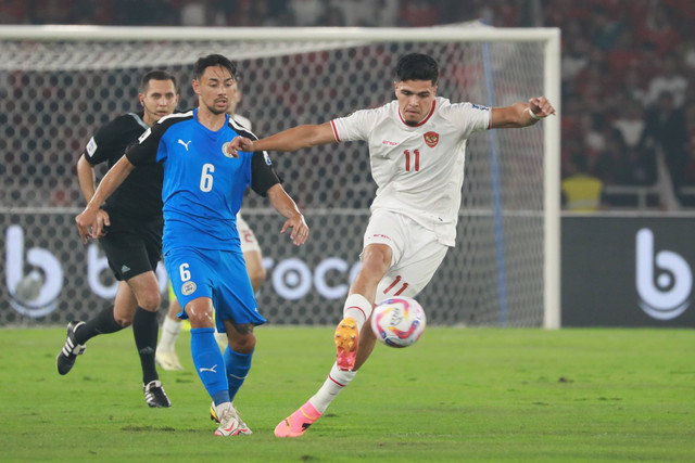 Pemain Timnas Indonesia Ragnar Oratmangoen berusaha melewati pemain Timnas Filipina pada pertandingan lanjutan Grup F ronde kedua Kualifikasi Piala Dunia 2026 Zona Asia di Stadion Utama Gelora Bung Karno, Jakarta, Selasa (11/6/2024). Foto: Aditia Noviansyah/kumparan