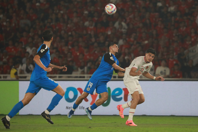 Pemain Timnas Indonesia Ragnar Oratmangoen berebut bola dengan pemain Timnas Filipina  Alex Monis pada pertandingan lanjutan Grup F ronde kedua Kualifikasi Piala Dunia 2026 Zona Asia di Stadion Utama Gelora Bung Karno, Jakarta, Selasa (11/6/2024). Foto: Aditia Noviansyah/kumparan