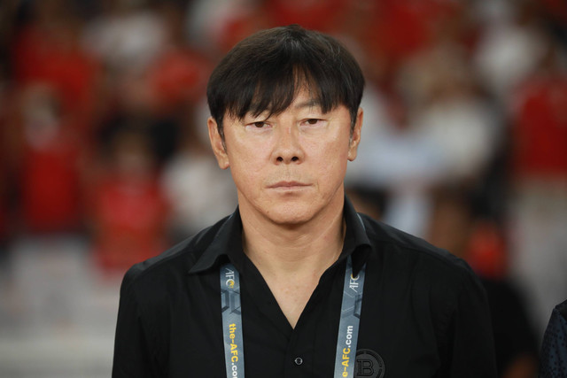 Pelatih Timnas Indonesia Shin Tae-yong saat melawan Timnas Filipina pada pertandingan lanjutan Grup F ronde kedua Kualifikasi Piala Dunia 2026 Zona Asia di Stadion Utama Gelora Bung Karno, Jakarta, Selasa (11/6/2024).
Foto: Aditia Noviansyah/kumparan