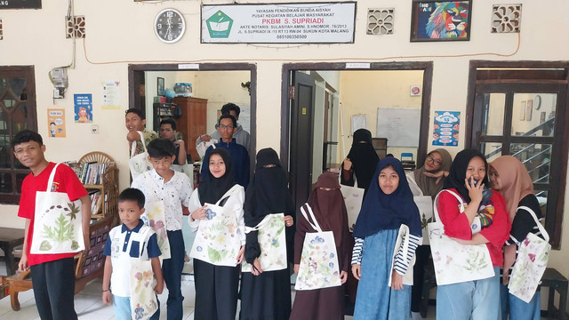 Warga belajar PKBM                                                                                  Foto oleh Jemy yusak