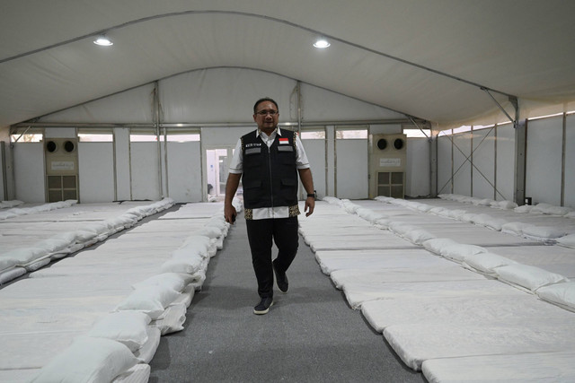 Menteri Agama Yaqut Cholil Qoumas selaku Amirul Hajj mengecek fasilitas layanan tempat tidur bagi jemaah calon haji Indonesia 1445 H di Arafah, Makkah, Selasa (11/6/2024). Foto: Sigid Kurniawan / ANTARA FOTO