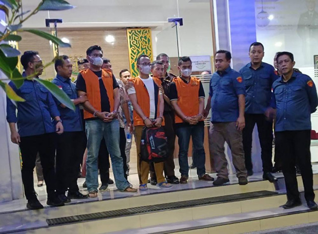 Para tersangka kasus korupsi proyek Taman Pataraksa Kabupaten Cirebon, saat dibawa ke Rutan Kelas I Cirebon. Foto: Tarjoni/Ciremaitoday