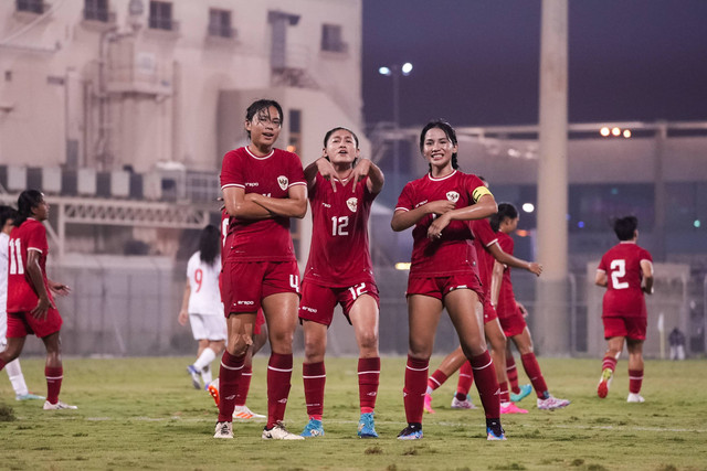 Shalika Aurelia, Zahra Muzdalifah, dan Shafira Ika merayakan gol kedua Indonesia dalam laga persahabatan Timnas Wanita Indonesia vs Bahrain di Al Ahli Stadium, Bahrain, Selasa (11/6/2024). Foto: Dok. Timnas Indonesia. 