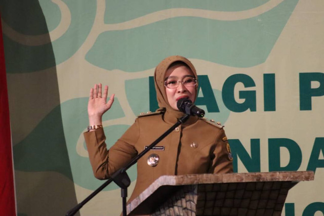 Istri mantan Bupati Cirebon, Sunjaya Purwadisastra, Wahyu Tjiptaningsih, saat masih menjabat Wakil Bupati Cirebon. Foto : dok.Diskominfo Kabupaten Cirebon