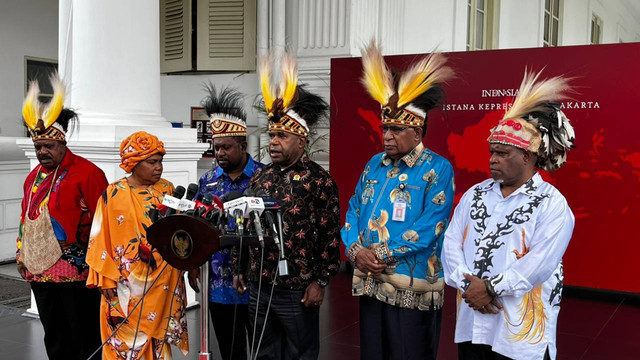 Majelis Rakyat Papua (MRP) usai diterima oleh Presiden Jokowi di Kompleks Istana Kepresidenan. Foto: Nadia Riso/kumparan