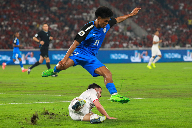 Pemain Timnas Indonesia Calcin Verdonk mencoba menghadang pemain Timnas Filipina Santiago Rublico pada pertandingan lanjutan Grup F ronde kedua Kualifikasi Piala Dunia 2026 Zona Asia di Stadion Utama Gelora Bung Karno, Jakarta, Selasa (11/6/2024). Foto: Aditia Noviansyah/kumparan