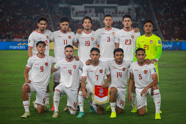 Pemain Timnas Indonesia berfoto sebelum bermain melawan Timnas Filipina pada pertandingan lanjutan Grup F ronde kedua Kualifikasi Piala Dunia 2026 Zona Asia di Stadion Utama Gelora Bung Karno, Jakarta, Selasa (11/6/2024). Foto: Aditia Noviansyah/kumparan