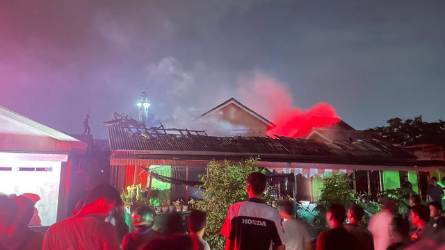 Sebuah rumah kontrakan di Rajabasa, Bandar Lampung ludes terbakar dilahap oleh si jago merah pada Rabu (12/6) | Foto : Almuhtarom / Lampung Geh