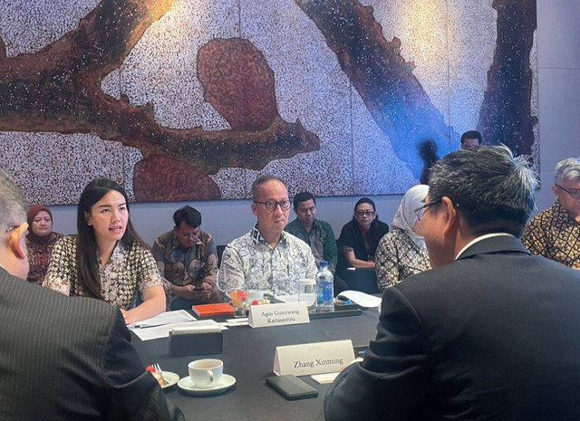 Menteri Perindustrian (Menperin) Agus Gumiwang saat pertemuan bilateral dengan Sinopec Engineering Group (SEG) di Park Hyatt Beijing, China, Kamis (13/6/2024). Foto: Nicha Muslimawati/kumparan