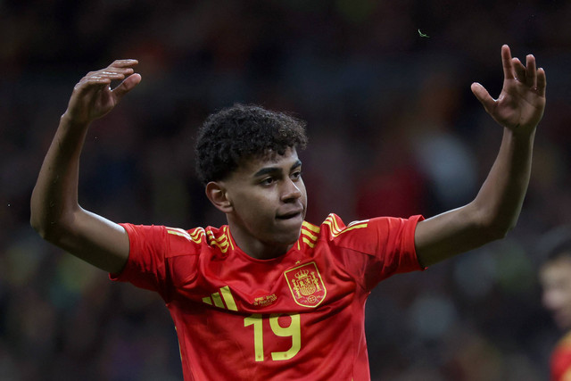 Reaksi penyerang Spanyol #19 Lamine Yamal saat pertandingan sepak bola persahabatan internasional antara Spanyol dan Brasil di stadion Santiago Bernabeu di Madrid (26/3/2024). Foto: PIERRE-PHILIPPE MARCOU / AFP