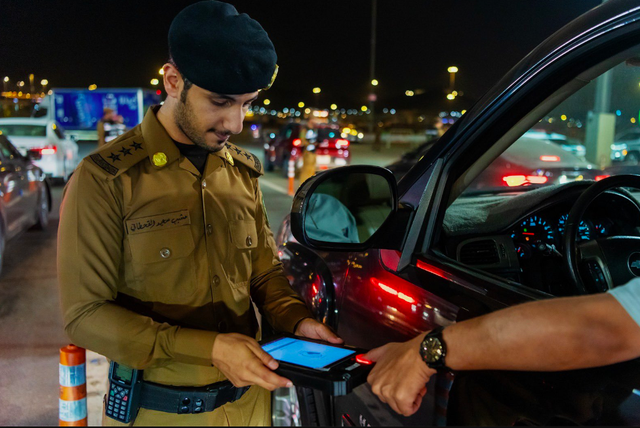 Aparat Arab Saudi melakukan razia jelang puncak haji 2024. Hanya yang memiliki visa haji dan identitas sah yang bisa masuk Makkah. Foto: X/@makkahregion