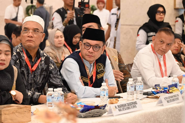 Wakil Ketua Komisi VIII DPR RI, Ace Hasan Syadzily saat mengikuti rapat pengawasan penyelenggaraan haji bersama Menteri Agama Yaqut Cholil Qoumas di Hotel Wehdah Al Khair, Makkah, Arab Saudi.  Foto: Dok. DPR