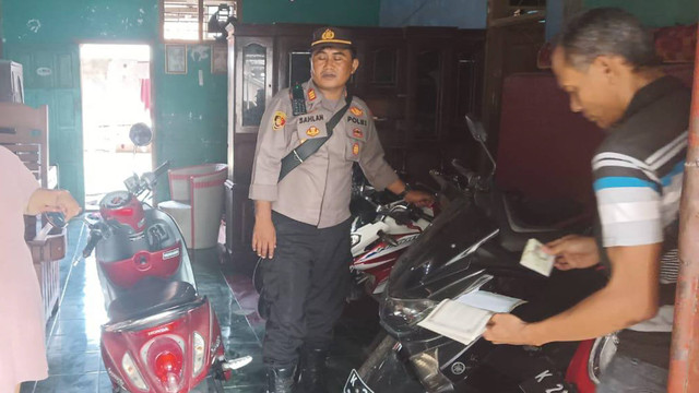 Polisi mengamankan 27 motor dan 6 mobil bodong yang sebagian besar dari satu rumah di Sukolilo. Foto: Dok. Istimewa