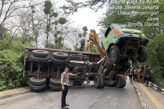 Kecelakaan peti kemas dari sebuah truk yang menimpa sebuah mobil Hyundai Creta di Kemal Muara, Penjaringan, Jakarta Utara. Foto: Dok. Unit Lantas Polres Jakut