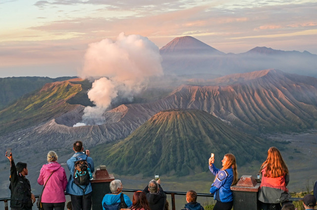 Sejumlah wisatawan menyaksikan matahari terbit di Penanjakan Satu Bromo, Pasuruan, Jawa Timur, Kamis (13/6/2024). Foto: Ahmad Subaidi/ANTARA FOTO
