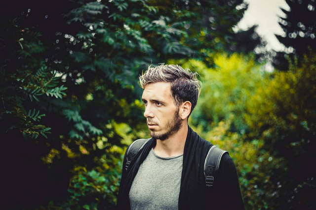 Ilustrasi untuk Trend Highlight Rambut Pria. Sumber: Unsplash/Max Ilienerwise