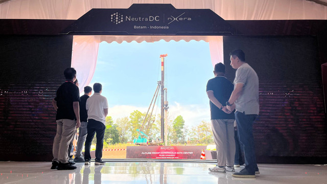 Pemasangan tiang pancang (piling) Hyperscale Data Center (HDC) NeutraDC Nxera Batam, di Kawasan Industri Terpadu Kabil, Kota Batam, Kamis (13/6/2024). Foto: Fariza Rizky Ananda/kumparan