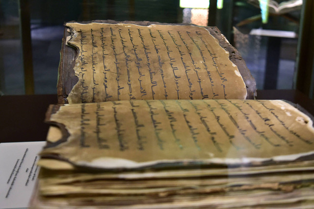 Salinan Alquran, kitab suci Islam, diperkirakan berusia 1.000 tahun dan berasal dari Yaman digambarkan dalam kotak kaca di Museum Warisan Budaya Islam di distrik Yingor di provinsi Narathiwat, Thailand selatan (13/6/2024). Foto: MADAREE TOHLALA/AFP