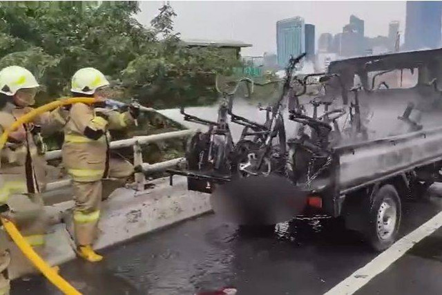 Mobil pick up bermuatan sepuluh unit sepeda listrik terbakar saat melintasi Jalan Pintu Tol Jelambar 2, RW.07, Kelurahan Grogol, Kecamatan Grogol Petamburan, Jakarta Barat, Kamis (13/6/2024). Foto: Dok. Instagram @humasjakfire