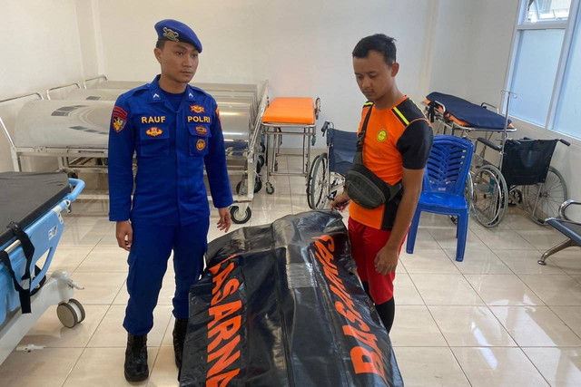 Tim SAR Gabungan menemukan korban terseret arus di Pantai Barat Pangandaran. Foto: SAR Bandung