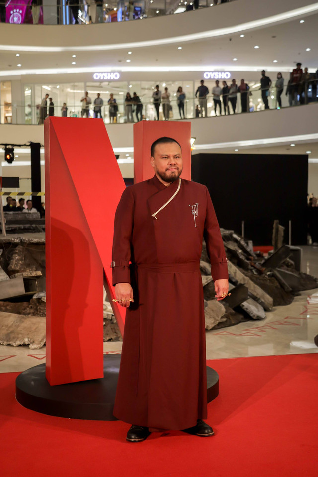 Sutradara Joko Anwar berpose saat red carpet serial Nightmares And Daydreams di Senayan City, Jakarta, Kamis (13/6/2023). Foto: Jamal Ramadhan/kumparan