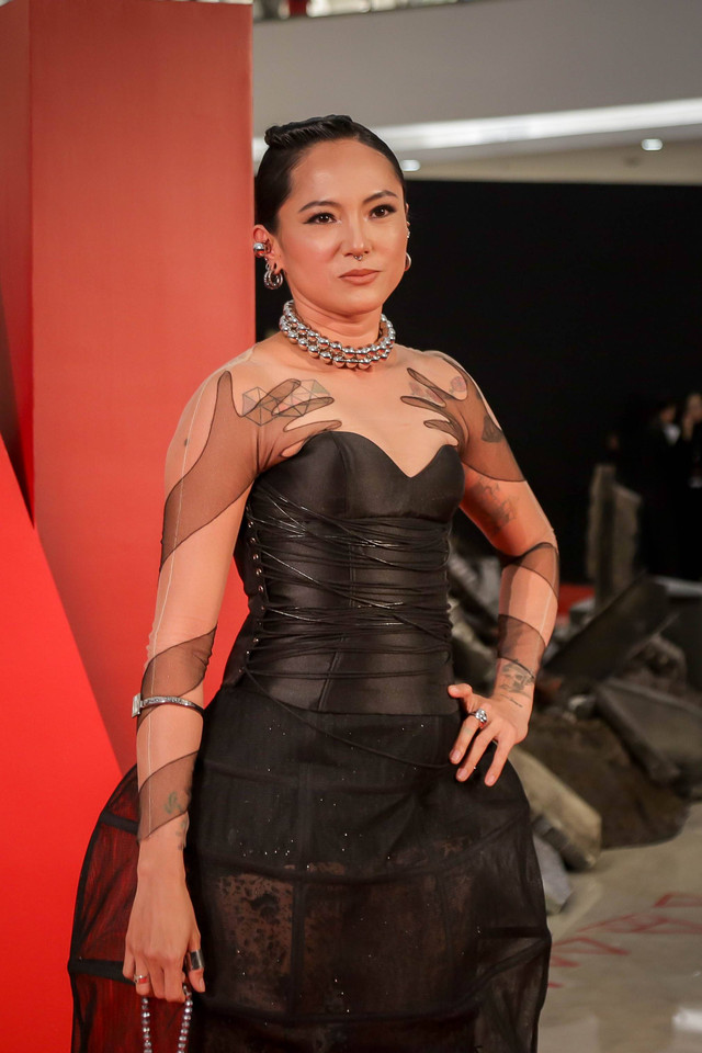 Aktris Poppy Sovia berpose saat red carpet serial Nightmares And Daydreams di Senayan City, Jakarta, Kamis (13/6/2023). Foto: Jamal Ramadhan/kumparan