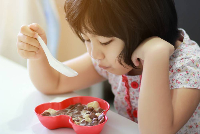 Ilustrasi anak sarapan sereal cokelat. Foto: Ronnachai Palas/Shutterstock