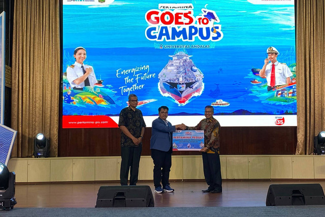 Direktur Utama PT PIS, Surya Tri Harto penyerahan bantuan pendidikan kepada Universitas Andalas. Foto: Irwanda.