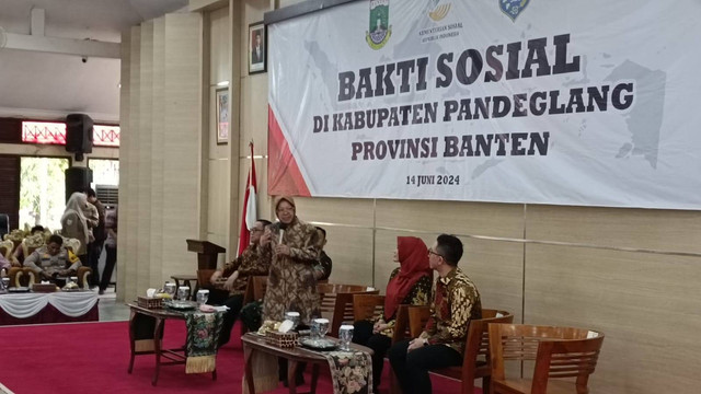 Mensos Tri Rismaharini dalam rangkaian kegiatan bakti sosial di Kabupaten Pandeglang, Banten, Jumat (14/6).  Foto: Fadlan Nuril Fahmi/kumparan