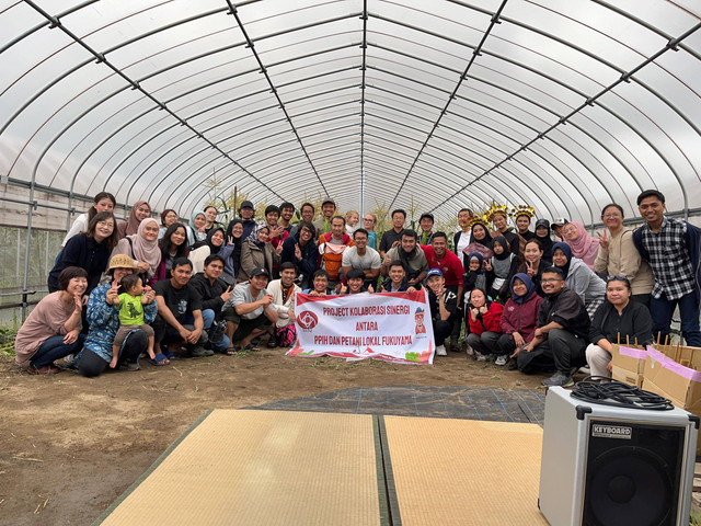 PPI Hiroshima bersama warga lokal sukses memanen jagung untuk beasiswa di Wakai Farm, Fukuyama.
