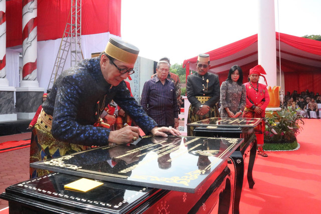 Menteri Hukum dan HAM, Yasonna H. Laoly, meresmikan kantor baru Kementerian Hukum dan HAM (Kemenkumham) Sulawesi Selatan, Jumat (14/6). Foto: dok. Kemenkumham