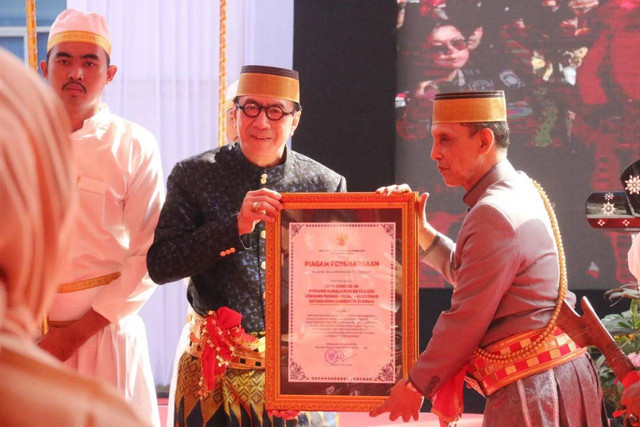 Menkumham menerima gelar adat dari kerajaan Gowa (sumber: humas kemenkumham)