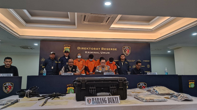 Tersangka perkara perampokan jam tangan mewah di PIK 2 dihadirkan Polda Metro Jaya pada rilis, Jumat (14/6/2024). Foto: Thomas Bosco/kumparan