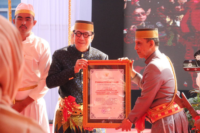Menteri Hukum dan HAM, Yasonna H. Laoly, menerima gelar adat dari Dewan Adat Kerajaan Gowa, Jumat (14/6). Foto: dok. Kemenkumham