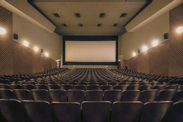 harga tiket Flix Cinema PIK. Foto hanya ilustrasi, bukan tempat sebenarnya. Sumber: Unsplash/houses cheung