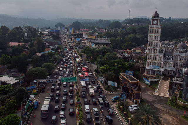 Ilustrasi Simpang Gadog Foto: ANTARA FOTO/Yulius Satria Wijaya